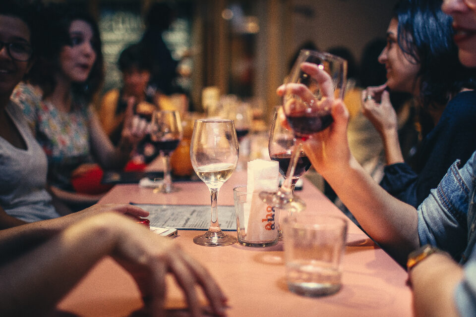 Un gruppo di amici a tavola