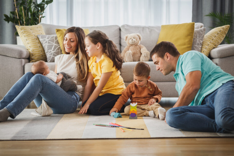 Una famiglia gioca insieme a casa