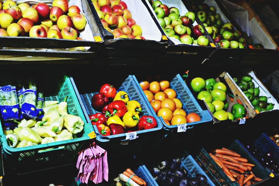 Banco di frutta e verdura fresca al mercato