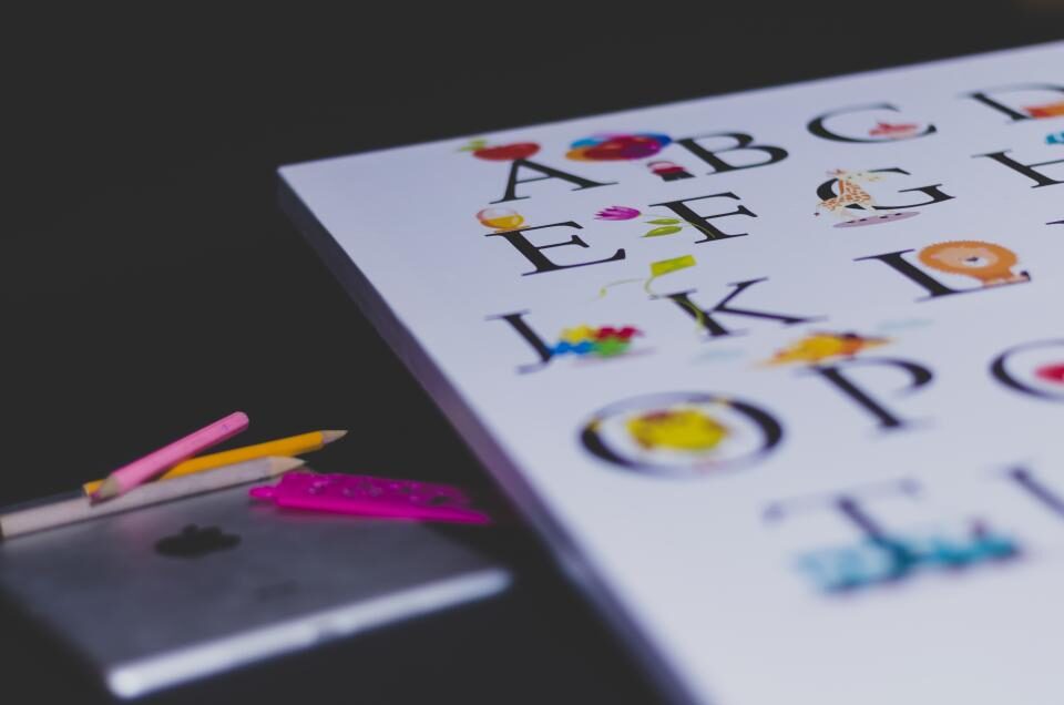 Materiale scolastico colorato con le lettere dell’alfabeto